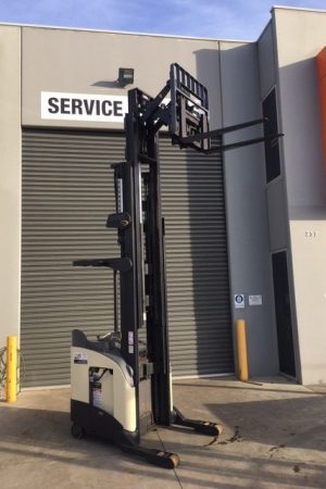 USED FORKLIFT Crown Stand Up Reach Forklift RR5220